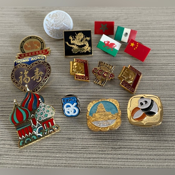 Pins from World’s Fair 1986 Vancouver, Canada - Picture 1 of 3